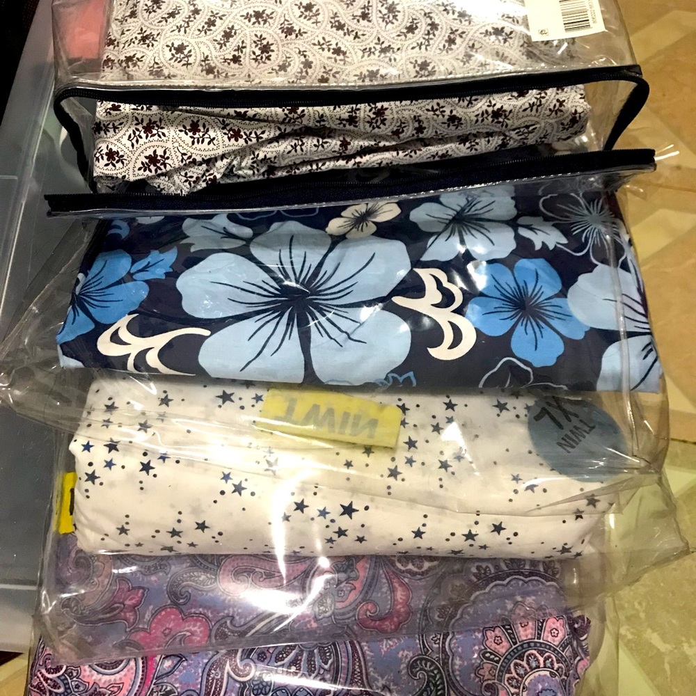 NWT BUNDLE OF 4 FITTED BEDSHEETS TWIN